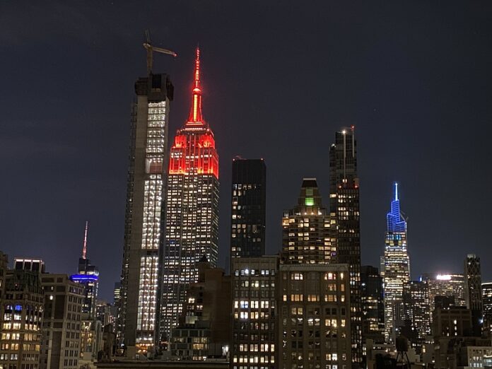 Empire State Building u New Yorku osvjetljen u crveno za Kinesku lunarnu novu godinu