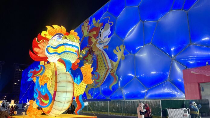 Vodena kocka u pekinškom Olimpijskom parku osvijetljena životinjama kineskog zodijaka