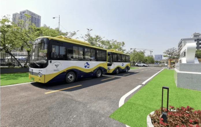 Pogledajte aktivnosti ljudi u praktičnom autobusu