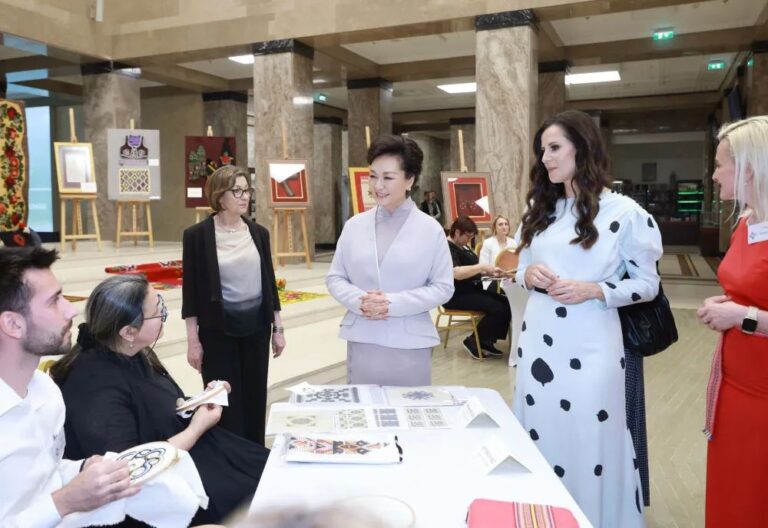 Peng Liyuan posjetila Državni muzej Srbije u pratnji supruge srbijanskog predsjednika Tamare Vučić