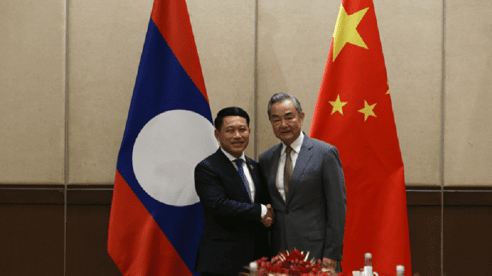 Wang Yi se susreo s ministrom vanjskih poslova Laosa Saleumksajem Komasitem u Chiang Maiju