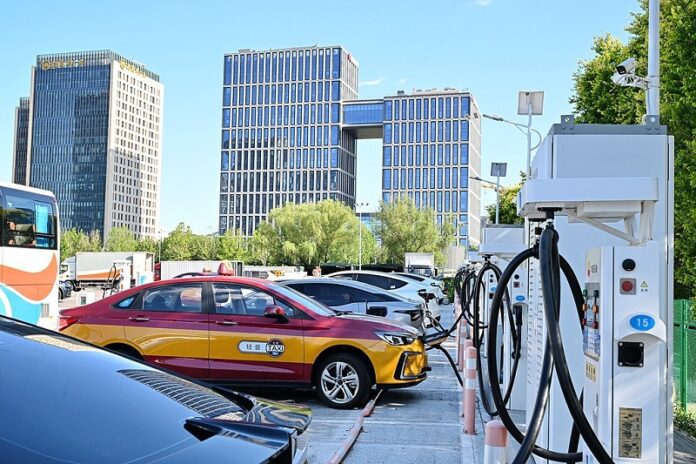 U Kini rekordnih 5,62 milijuna registracija novoenergetskih vozila na novu energiju u prvoj polovici 2025.