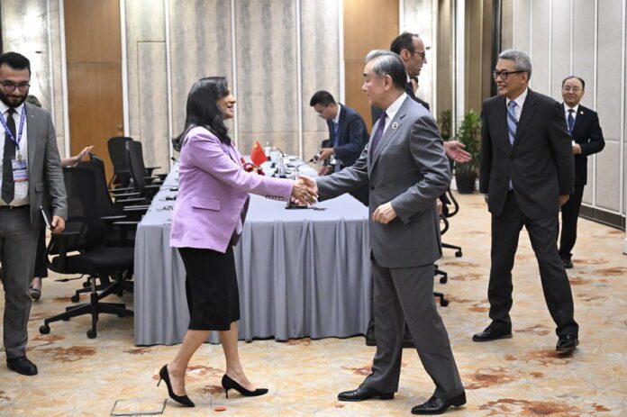 Wang Yi se sastao s kanadskom ministricom vanjskih poslova, razgovor o odnosima