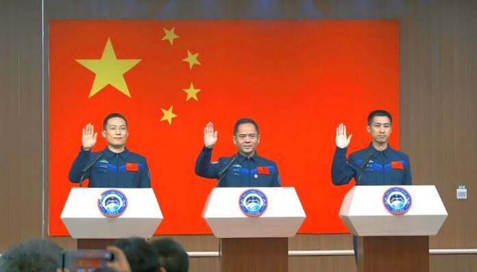 Kina predstavila posadu svemirske misije Shenzhou-21