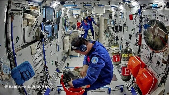 Povratna misija astronauta s broda Shenzhou-20 teče prema planu