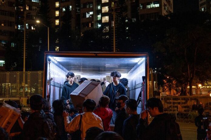 Vlasti na kopnu koordiniraju hitne zalihe kako bi pomogle naporima za ublažavanje požara u Hong Kongu