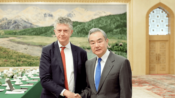 Wang Yi poziva Britaniju da usvoji pozitivnu i pragmatičnu politiku prema Kini