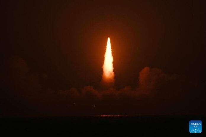 Kina s mora lansirala nove satelite komercijalnom raketom