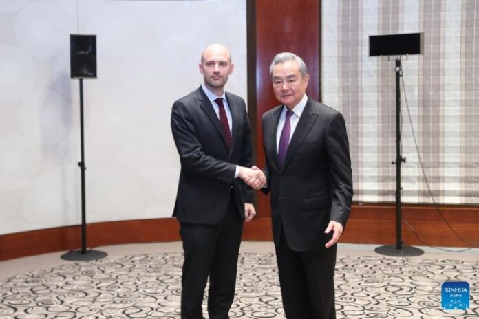 Kineski ministar vanjskih poslova poziva Kinu i Francusku na suradnju kako bi spriječile povratak svijeta u zakon džungle