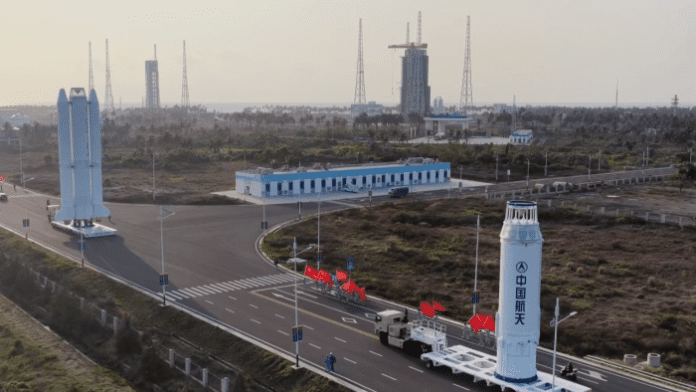 Kina vertikalno transportirala Long March-8 do lansirne rampe
