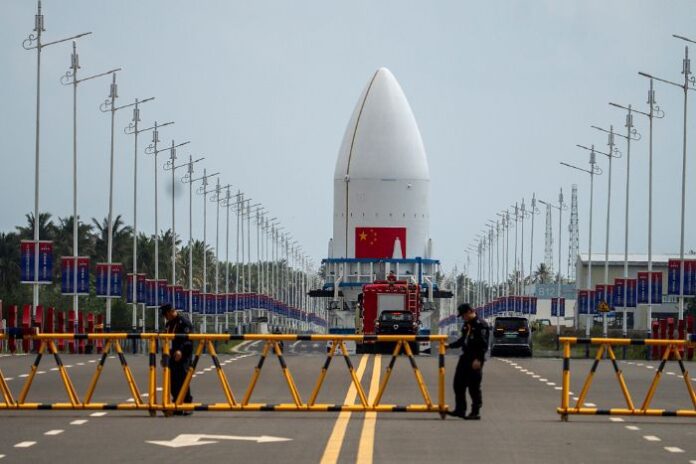 Kineska raketa Dugi marš-8A prevezena na lansirnu rampu u južnoj Kini