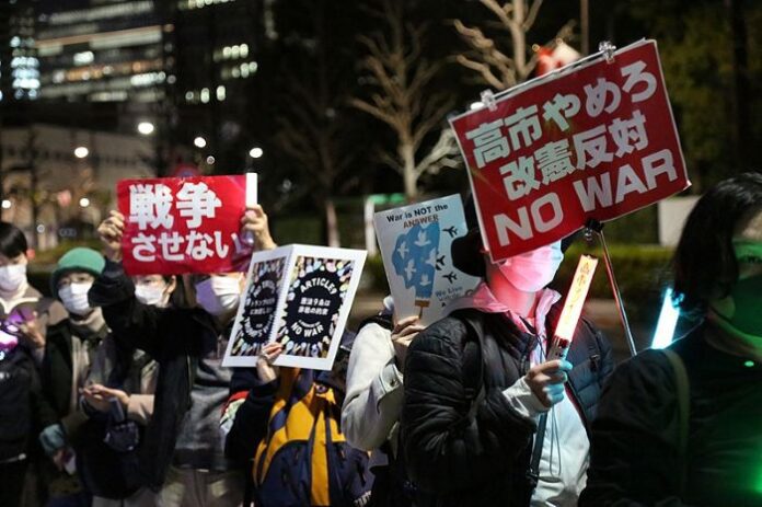 Više od 10.000 Japanaca okupilo se u Tokiju kako bi prosvjedovali protiv opasnih politika premijerke