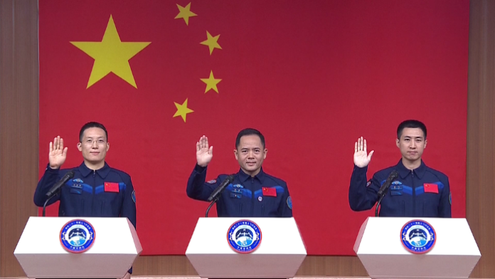Kina odlikovala astronaute misije Shenzhou-21