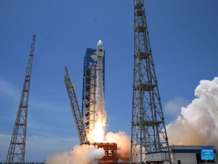 Kina raketom Dugi marš-12 lansirala novu skupinu internetskih satelita