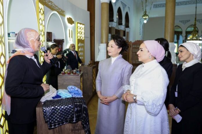 Peng Liyuan razgledala malu izložbu rukotvorina sa suprugom egipatskog predsjednika