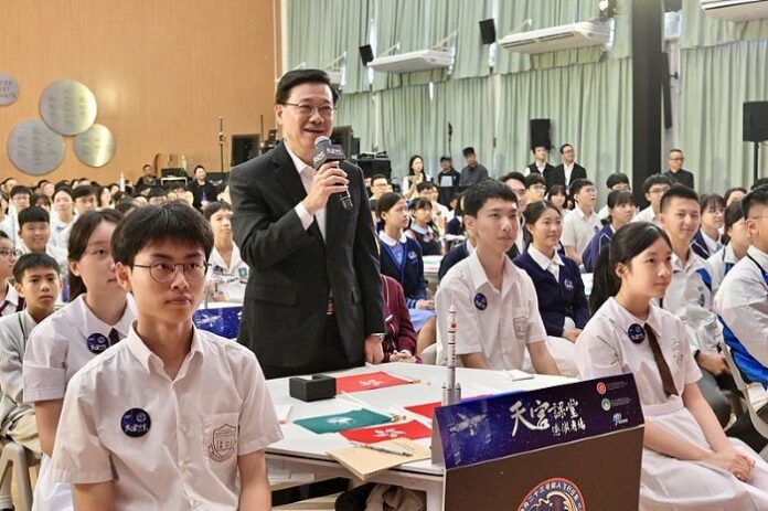 Učenici iz Hong Konga i Makaa razgovarali s posadom Shenzhoua-23 iz orbite tijekom „Nastave iz Tiangonga“